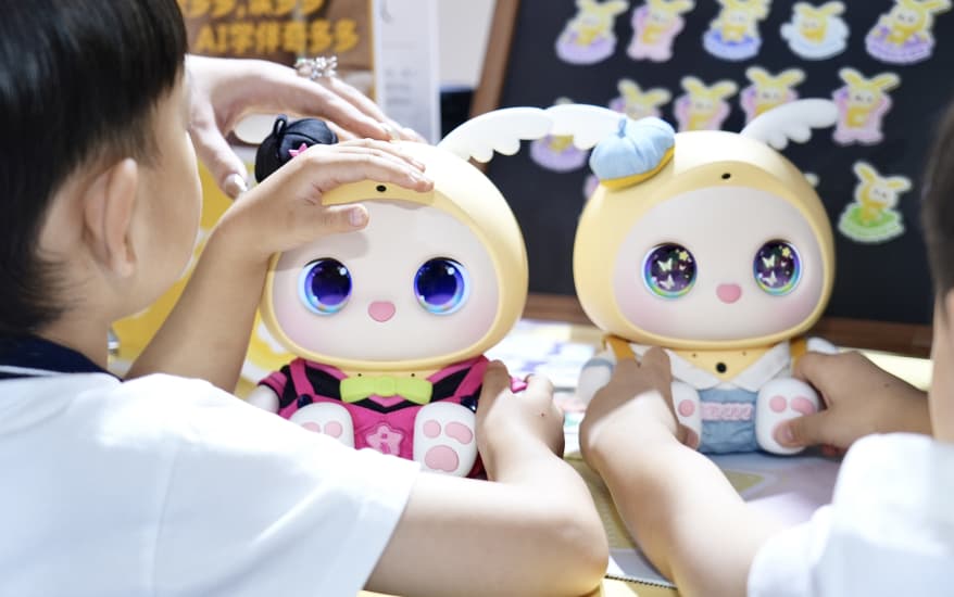 首发预定量超 10000 台！｜ AI 陪伴只是玩具，满足功能才是 AI 早教，蚂蚁投资的多模态大模型厂商，重新定义 AI 早教硬件。